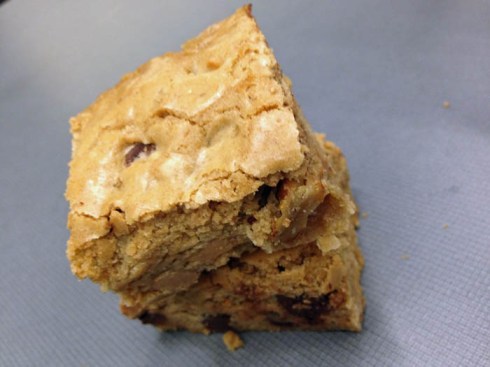 Peanut Butter Chocolate Chip Bars | Adventures of a Hungry Redhead