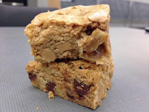 Peanut Butter Chocolate Chip Bars | Adventures of a Hungry Redhead